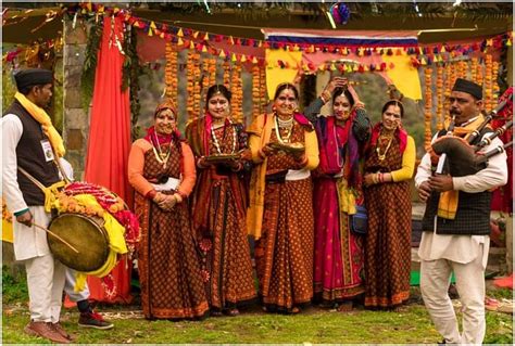Uttarakhand Culture: Garhwali & Kumaoni.